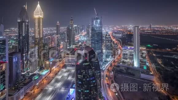 阿联酋迪拜谢赫扎耶德路和DIFC航空夜间时间的天际线。