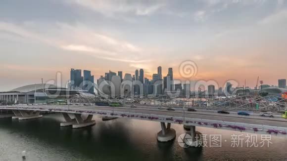 在新加坡滨海湾的Helix桥和Bayfront大道的空中观景台，白天到夜间的交通十分便利