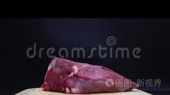 黑色背景的生牛肉视频