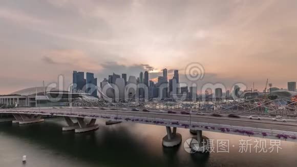 在新加坡滨海湾的海立克斯大桥和海滨大道上的日落空中观景，交通时间可缩短