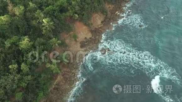 空中拍摄美丽的海滩。