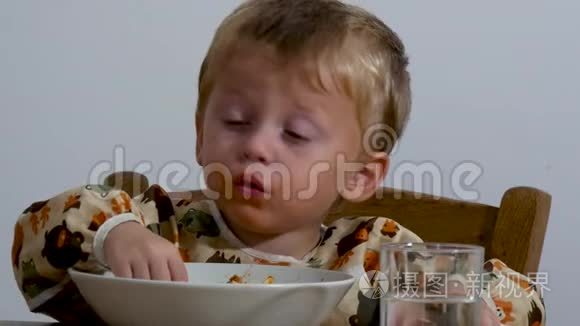 可爱的小男孩在室内吃意大利面视频