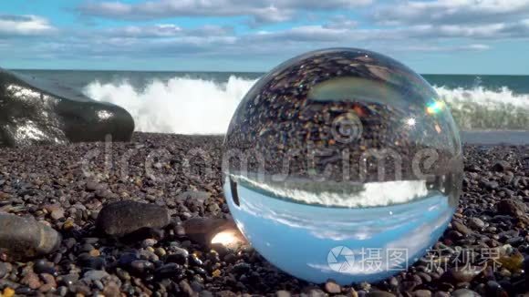通过玻璃球观看海景和海滩景观视频