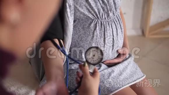 体检医生检查孕妇床上血压计视频
