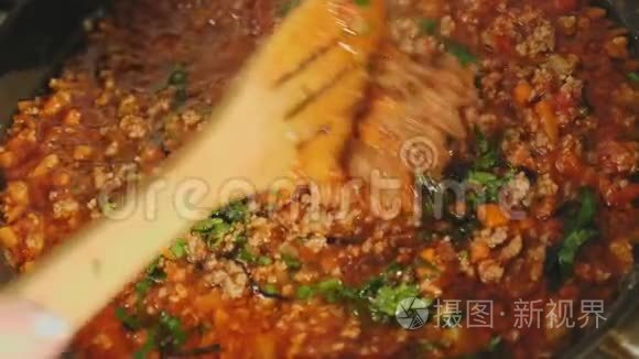 锅内烹煮及搅拌腊肉酱视频