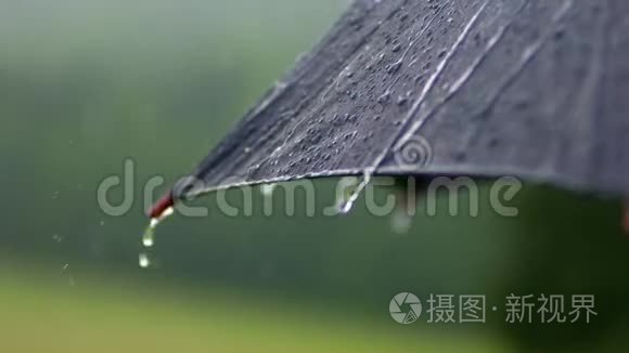 关上落在伞上的雨滴视频