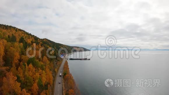 沿海岸公路行驶的汽车的鸟瞰图视频