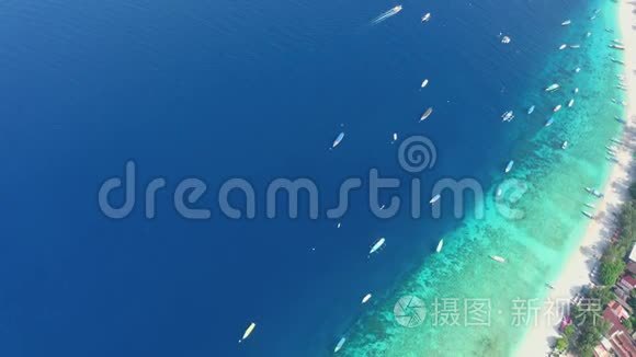 不同的船只航行在美丽无边的蓝色海水上，鸟瞰