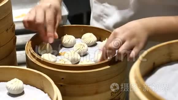 在咖啡馆里把饺子加工好视频