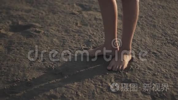 女孩赤脚踩在沙滩上短视频