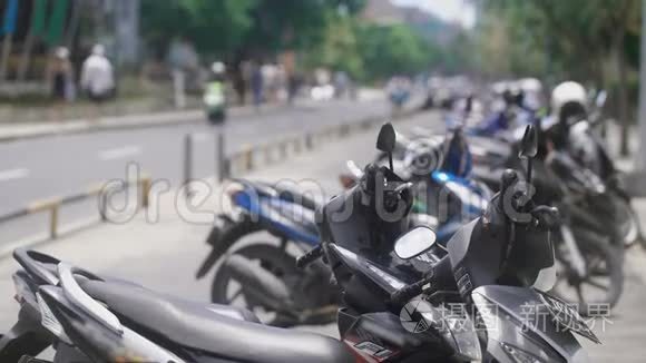 关闭印尼自行车停靠站。 印尼轻便摩托车正站在巴厘岛的停车区。 典型的巴厘人