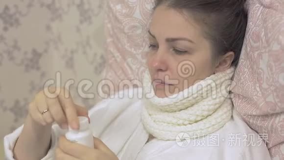 病妇躺在床上服用感冒药视频