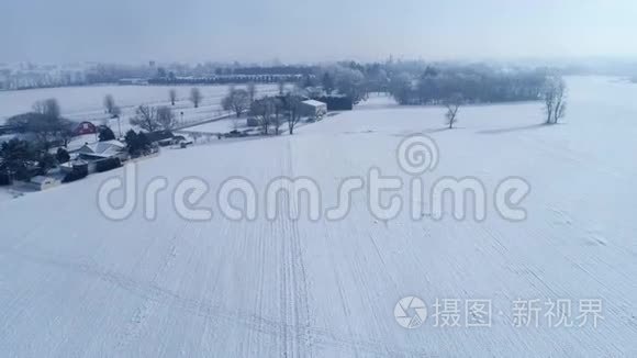 清晨日出的鸟瞰美丽乡村落雪后视频