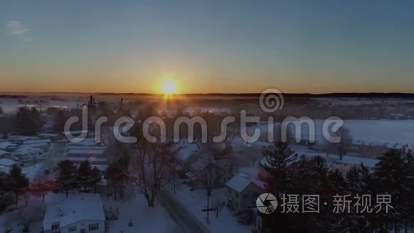 清晨日出的鸟瞰美丽乡村落雪后视频