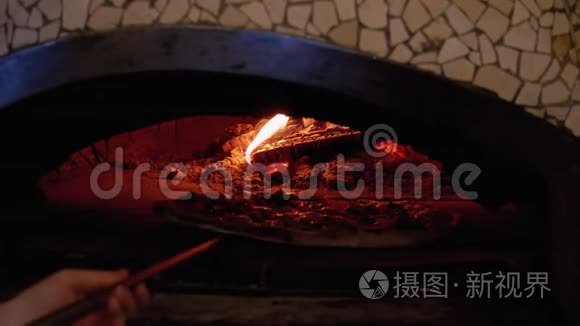 在餐厅用意大利木烤泥烤披萨视频