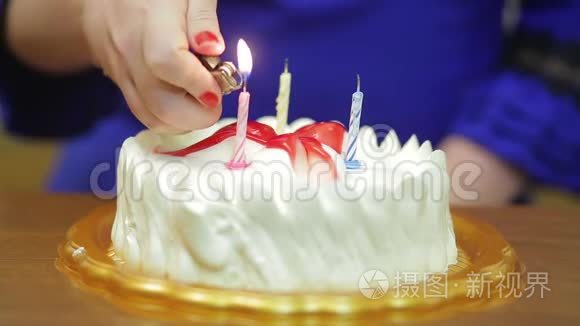女性手在节日蛋糕上点燃蜡烛视频