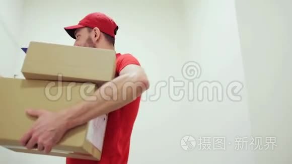 快乐男人把包裹箱送到顾客家视频