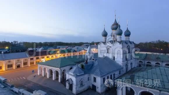 在罗斯托夫大教堂的历史中心，我们救主教会在市场上的看法日夜流逝