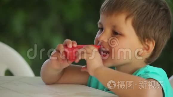 小可爱男孩吃多汁的西瓜视频