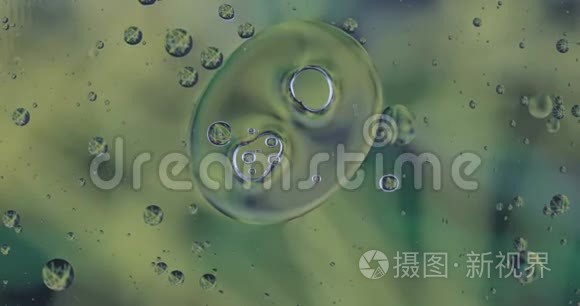 在液体中运动氧气泡视频