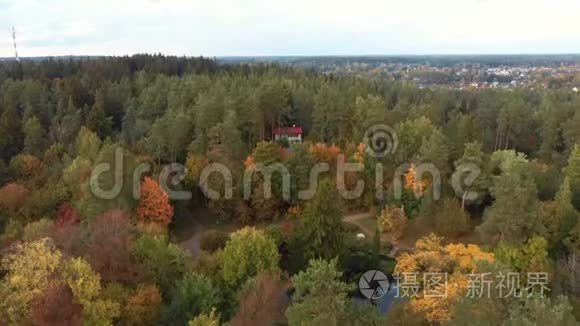 晴朗的秋日，五彩缤纷的森林，绪方城和达加瓦河的背景。