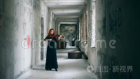 一位女士拉小提琴的雪地走廊视频