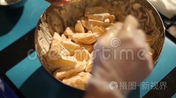 调味酱中的橘子搅拌沙拉烹饪视频