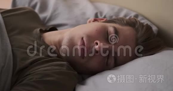 头痛的男人在家里的床上醒来视频