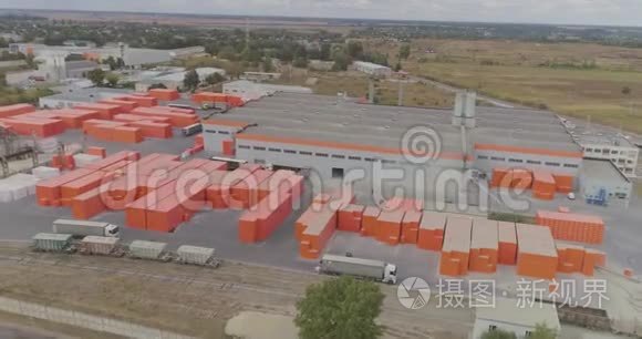大工厂的鸟瞰图.. 一家现代化工厂的工业外部装饰橙色