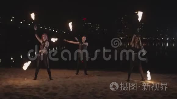 艺术家们在河边用火堆表演舞蹈视频