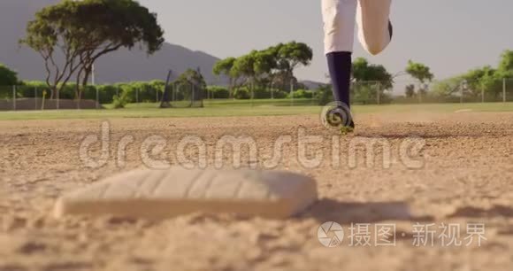 棒球运动员在比赛中跑到基地视频