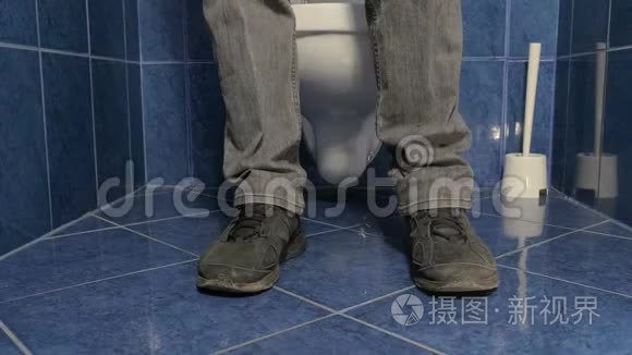 00:58用马桶刷清洗马桶视频1080p 00:00坐在马桶里看手机的男人视频