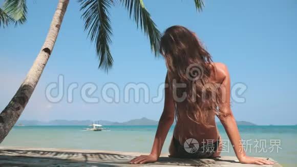年轻女子在菲律宾天堂海滩放松视频