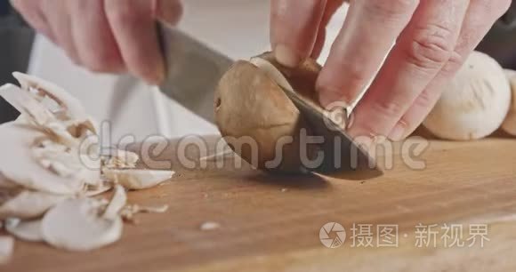 把切香姜菇的厨师刀合上视频