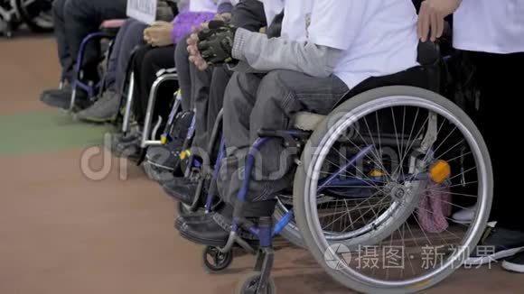 残疾人轮椅运动员参加比赛