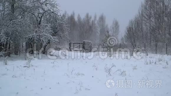 大雪覆盖在一个村庄的地块上视频