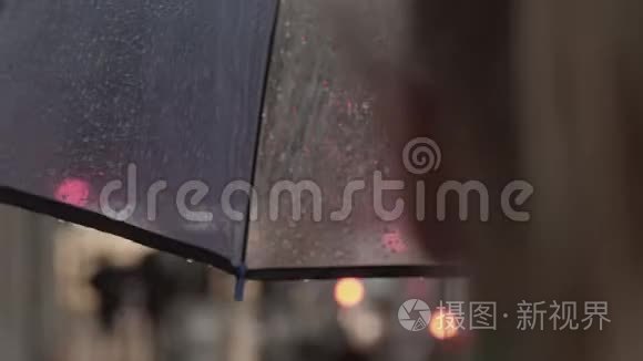 女人在雨市的伞下行走视频