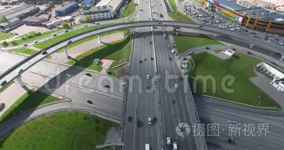 大城市交通路口的航拍镜头视频
