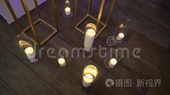 为节日装饰的地板上的蜡烛视频