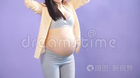 快乐孕妇用耳机听音乐感觉健康视频