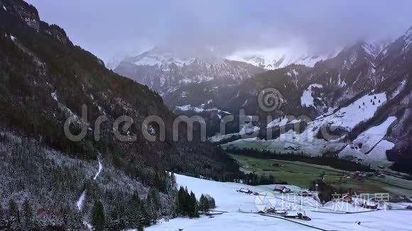 冬季飞越白雪皑皑的山谷和山脉视频