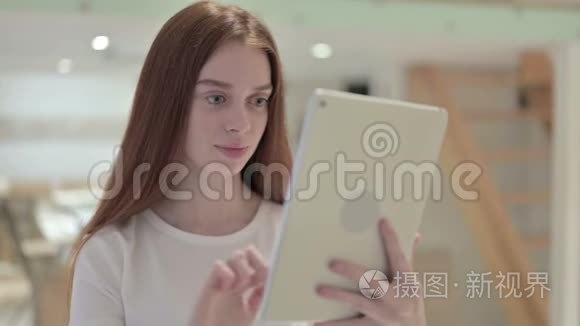 红发青年妇女用平板电脑肖像画视频