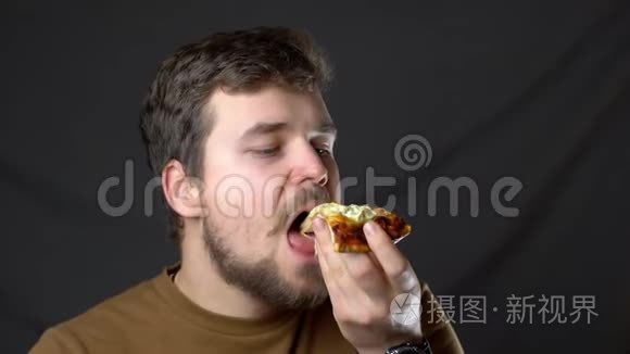 一个年轻人吃披萨奶酪视频