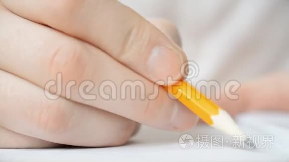铅笔在笔记本上用中文做笔记视频