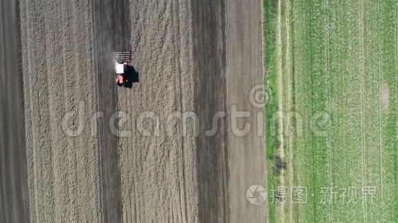 春天犁田拖拉机的高空俯视图视频