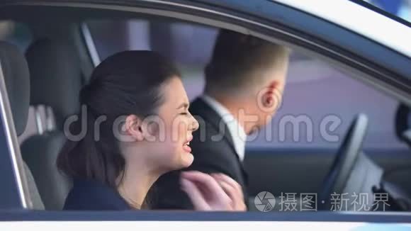 哭的女人一家人吵架就离开了车，男人跟着，有分手的危险