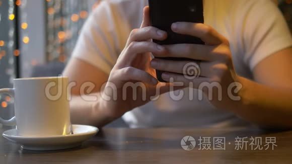 在手机上看到一条信息后，男人摘下订婚戒指