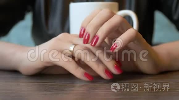 特写镜头。坐在咖啡馆里的女人摘下结婚戒指