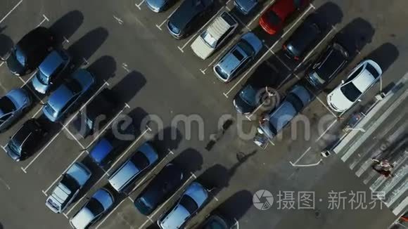空中观景人在停车处行走.. 机器人录像人移动手推车