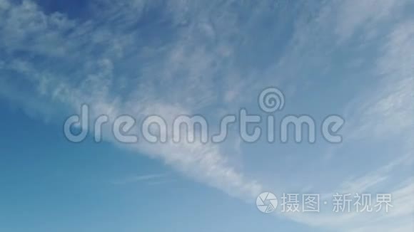 在天空中，随着左边的复制空间，时移的平流层云向高处移动